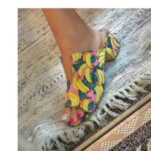 Qupid Block Heel Banana Sandals Sz 8